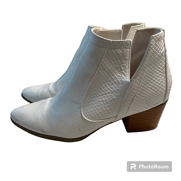 White Snakeskin Ankle Booties with Pointed Toe | Size 9 - Picture 5 of 9